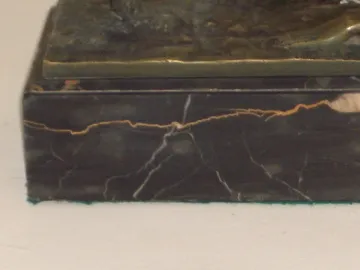 detalhe de escultura antiga de joseph d´aste em base escura