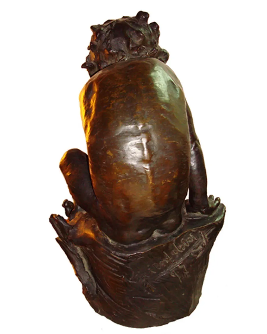 Scultura antica di figura umana con dettagli alla base