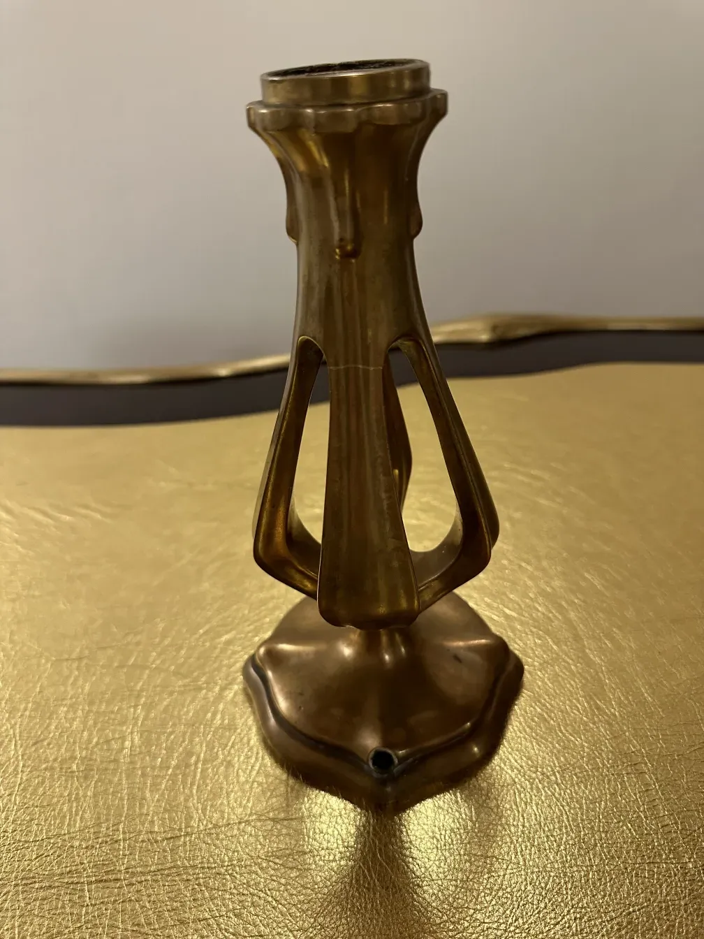 Acessórios decorativos antigos em um escritório luxuoso.