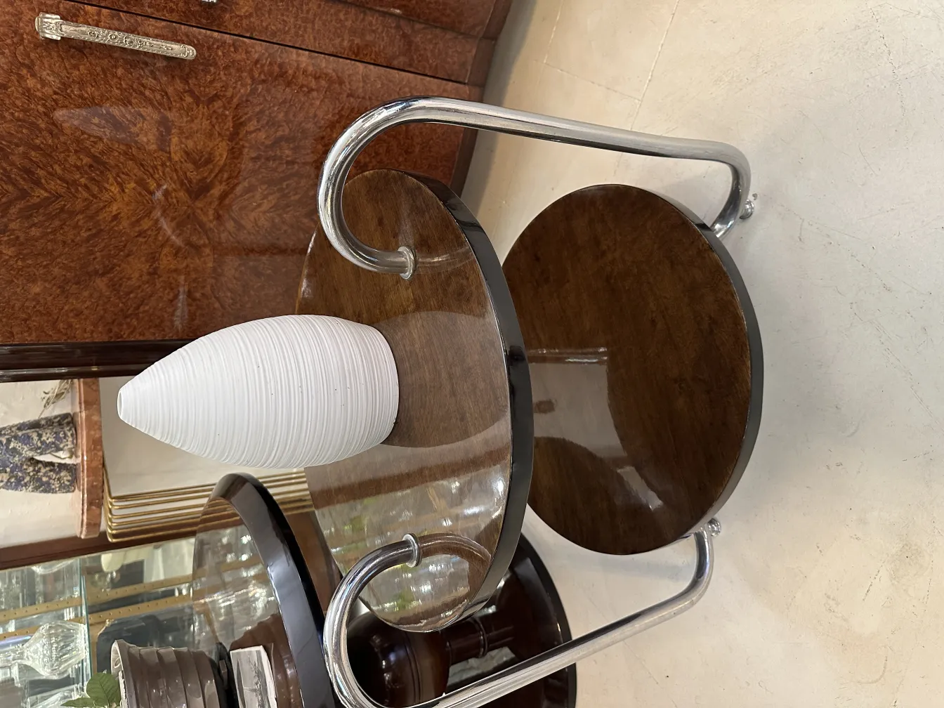 Vaso de cerâmica branca texturizada, ambiente antigo