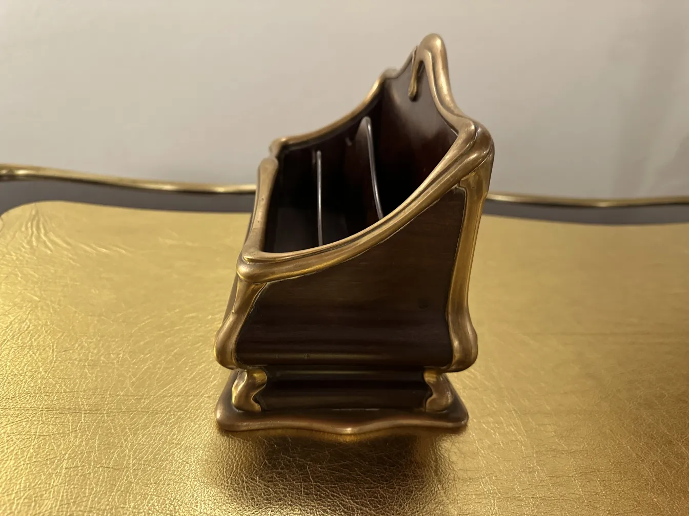 organizzatore di documenti antico su una scrivania elegante