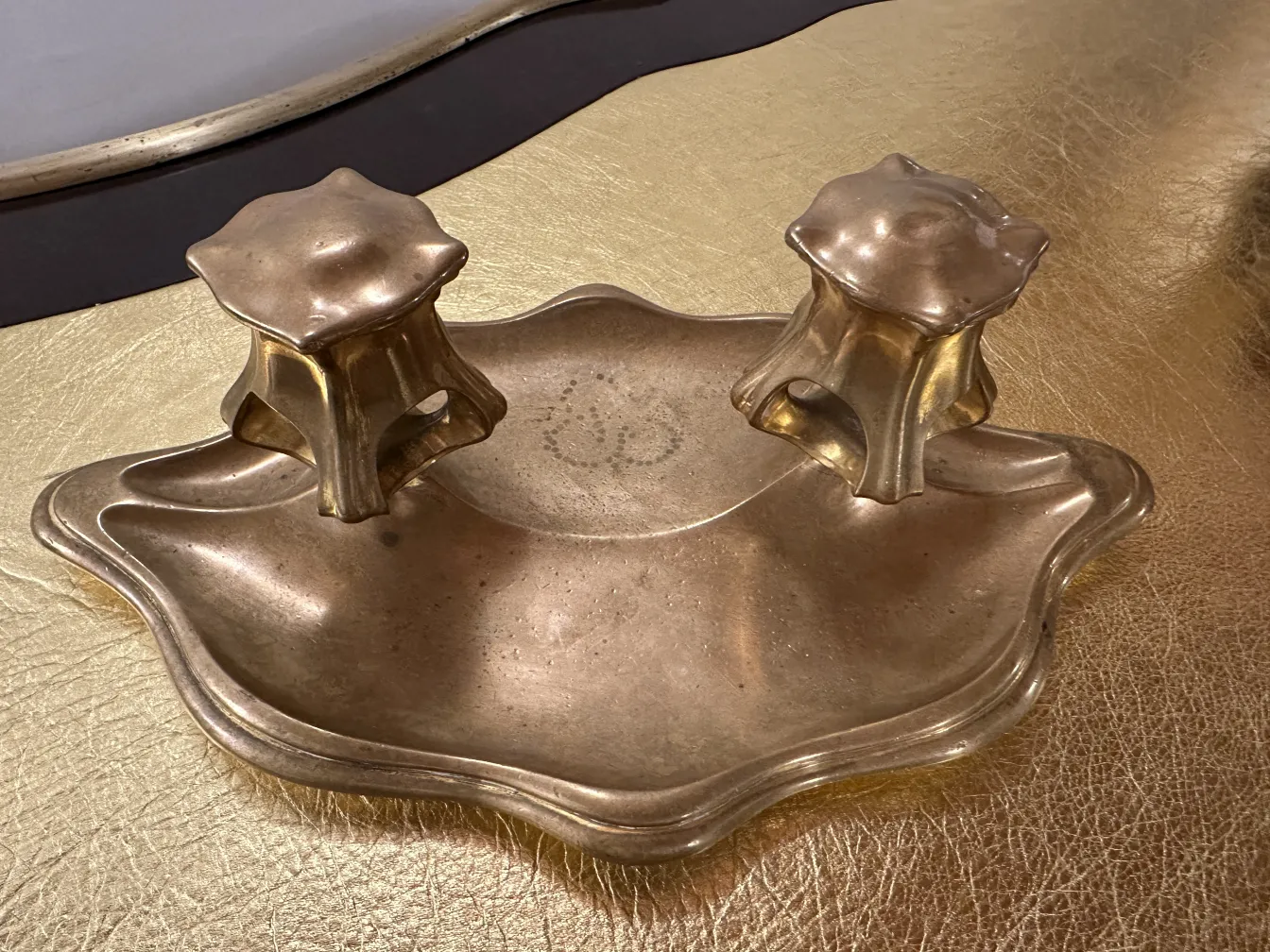 escritorio antigo com bandeja decorativa e acessórios