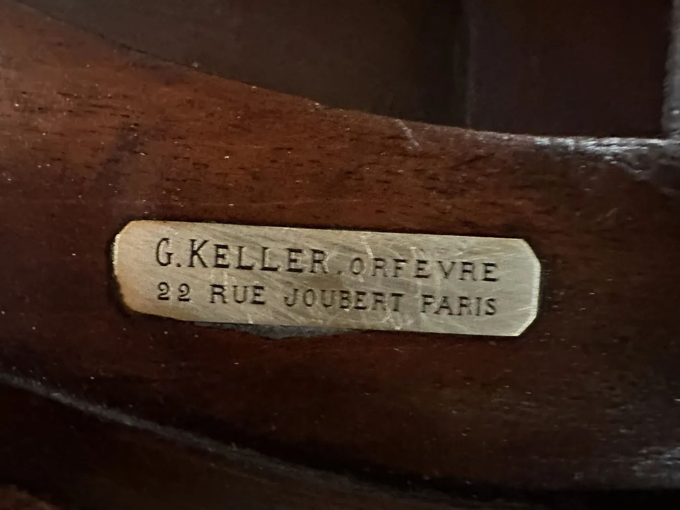 scrivania antica di Gustave Keller a Orfevre, 22 rue Joubert, atmosfera calda.