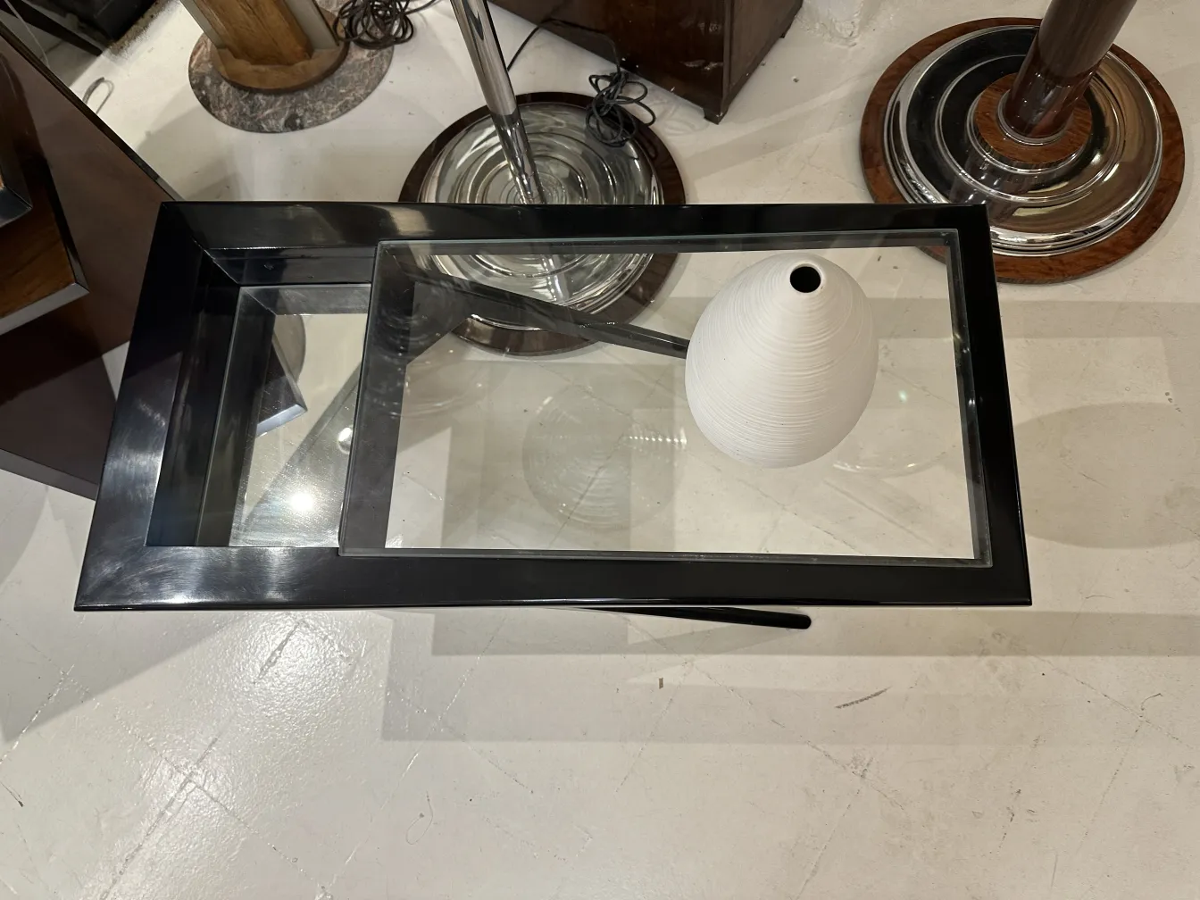 jarrón blanco de cerámica antigua sobre mesa de cristal