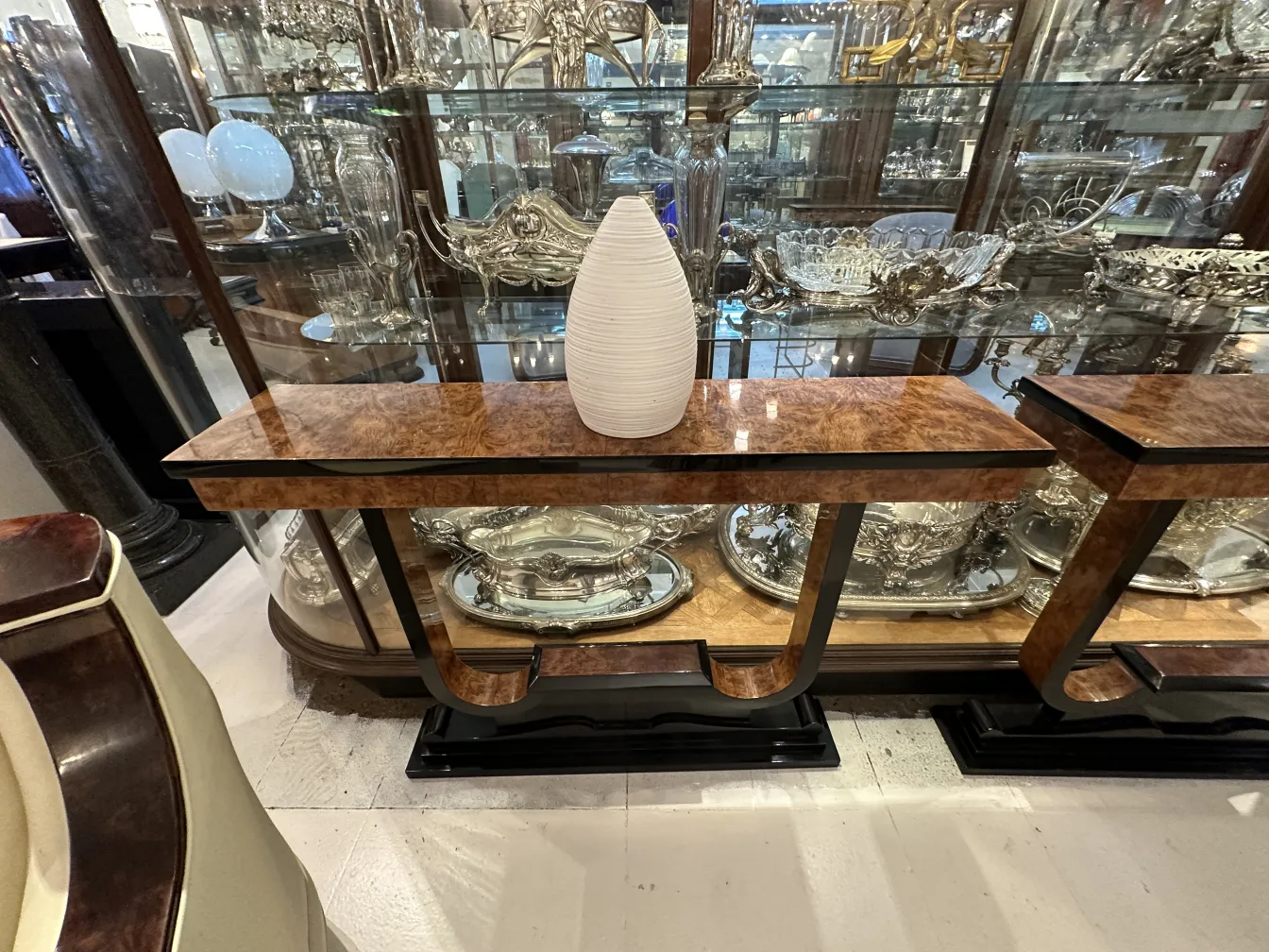 Vase en céramique ancienne sur table avec arrière-plan en argent