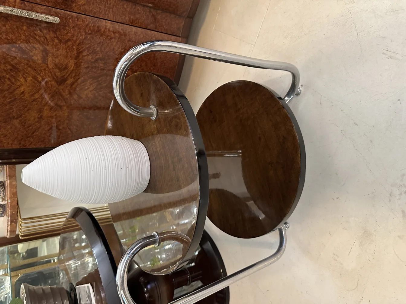 Cerâmica antiga com formato cônico e linhas verticais em um ambiente moderno.