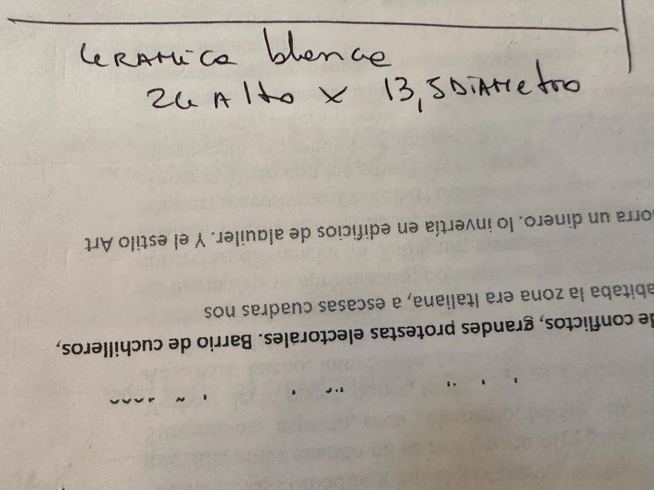 Antike weiße Keramik mit subtilen dekorativen Details