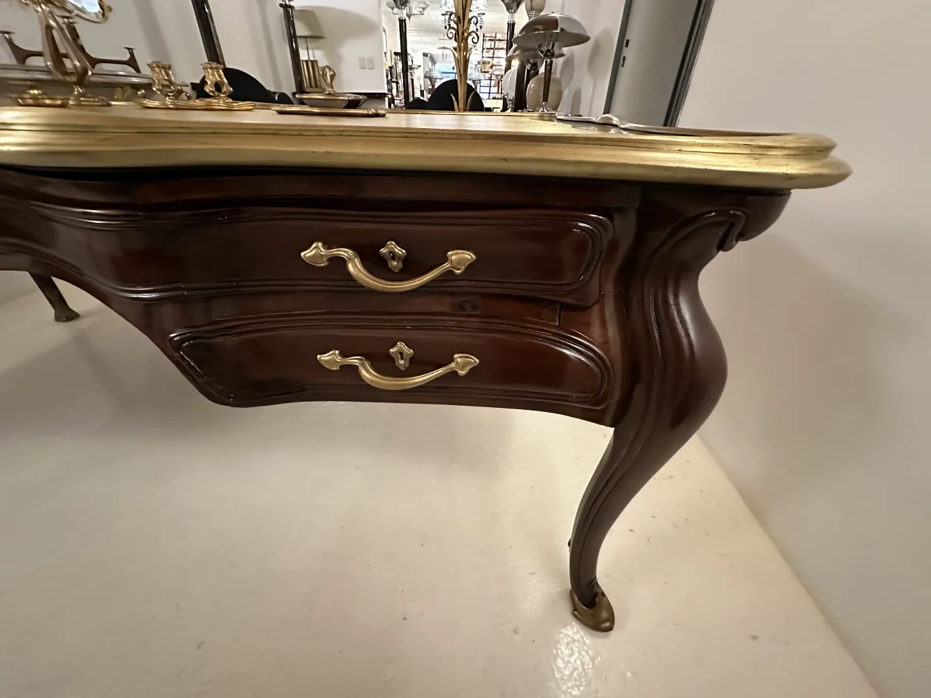 scrivania antica in legno con due cassetti e maniglie dorate, ambiente elegante