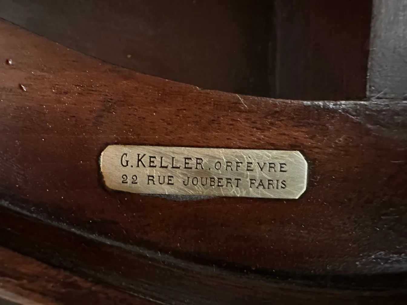 Vue d'un bureau ancien avec la signature G.Keller