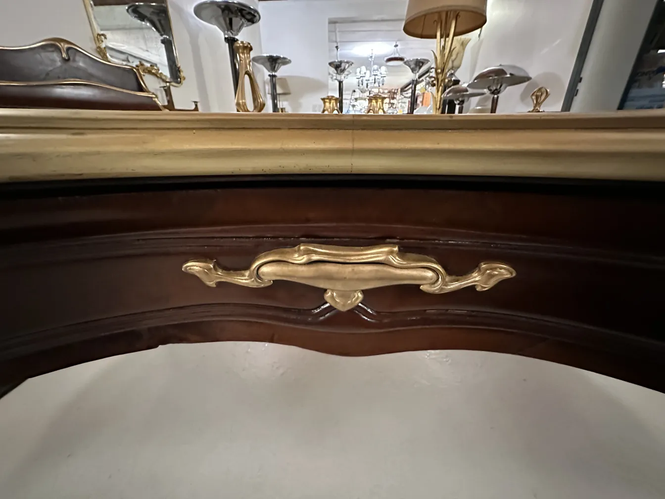 bureau ancien avec tiroirs et détails dorés, ambiance classique