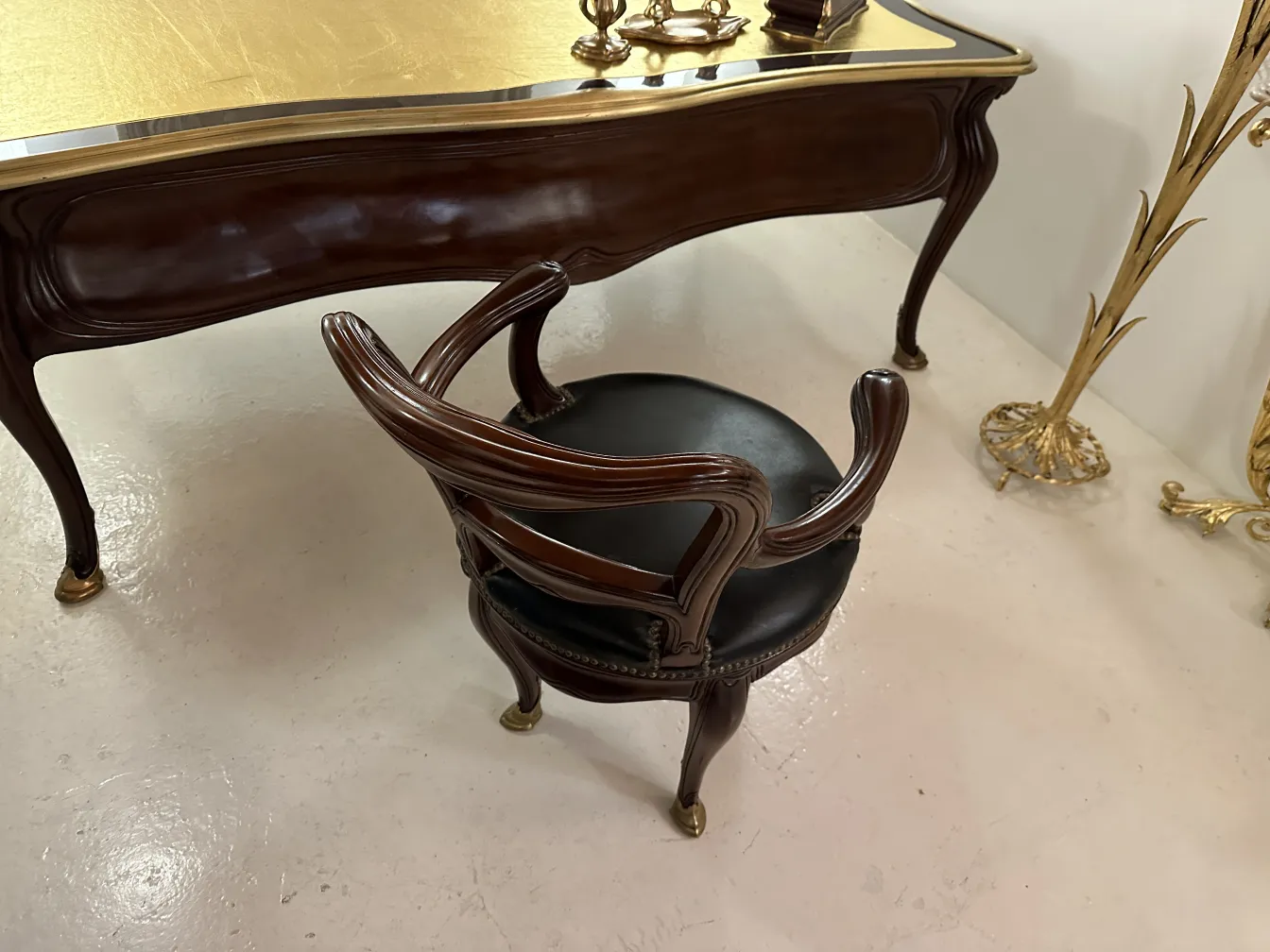 Bureau ancien en bois avec une chaise élégante à côté
