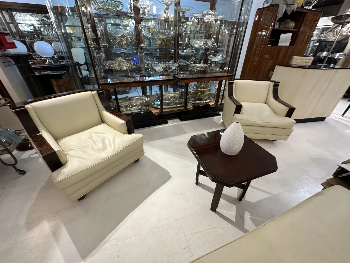 Tazón de cerámica antigua sobre mesa oscura en ambiente elegante