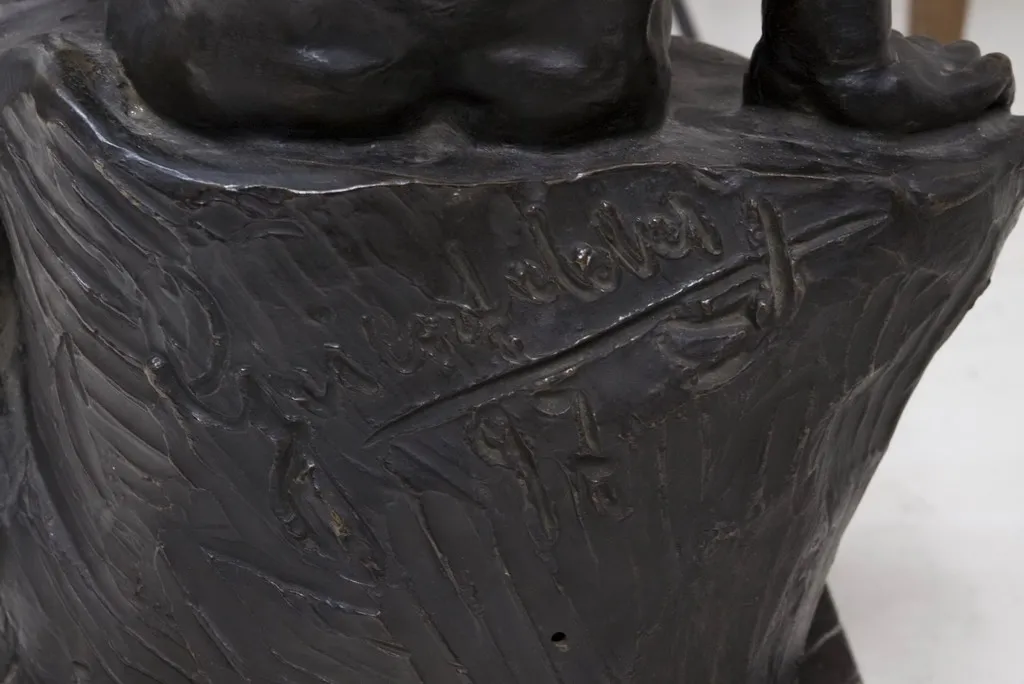 alte Skulptur mit detaillierten und signierten Merkmalen