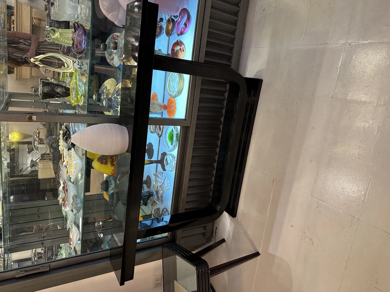 古老的陶瓷作品，具有优雅的形状和色彩