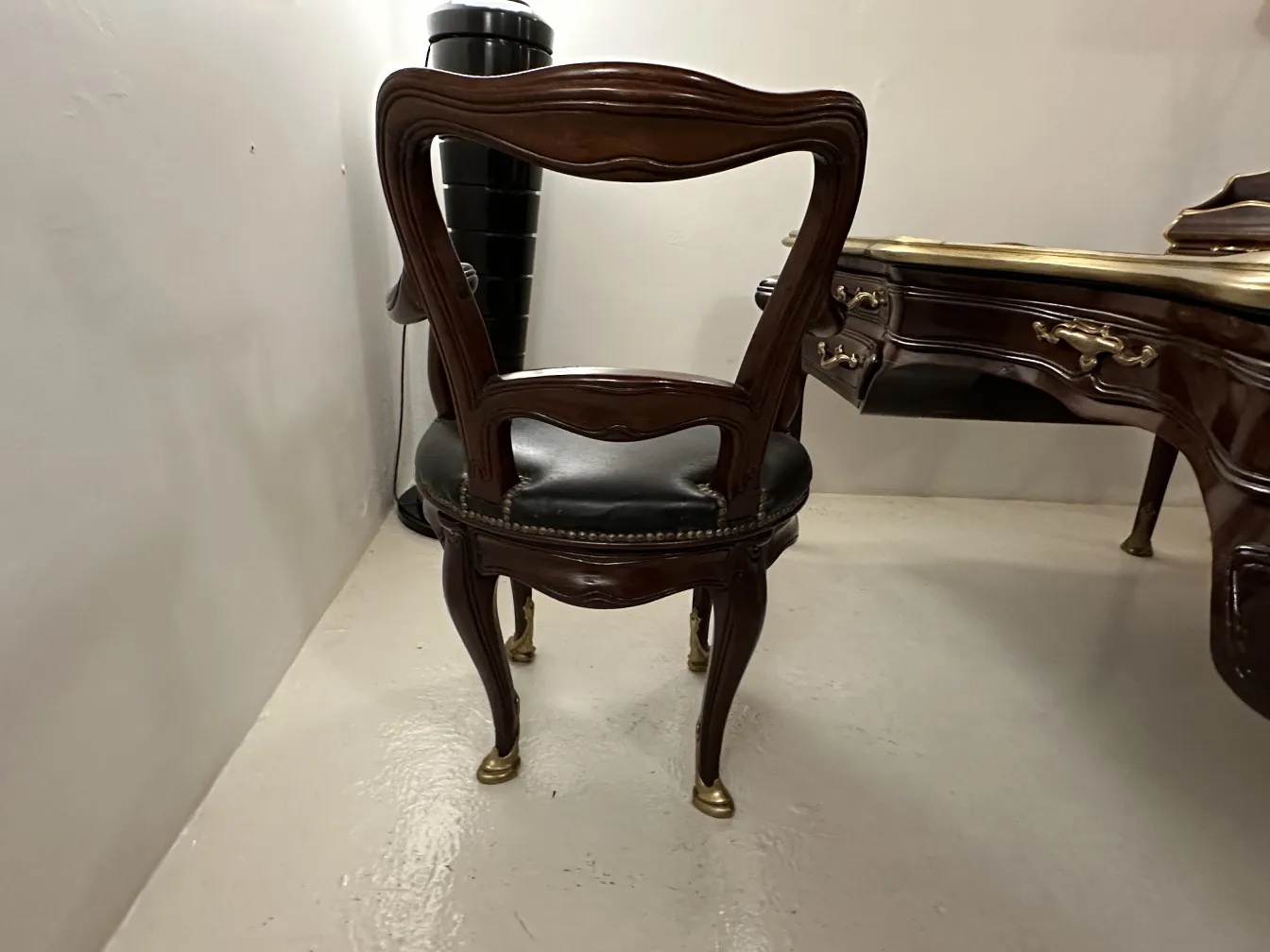 22 rue Joubert의 귀스타브 켈러의 앤틱 책상, 뒤에 우아한 의자가 있습니다.