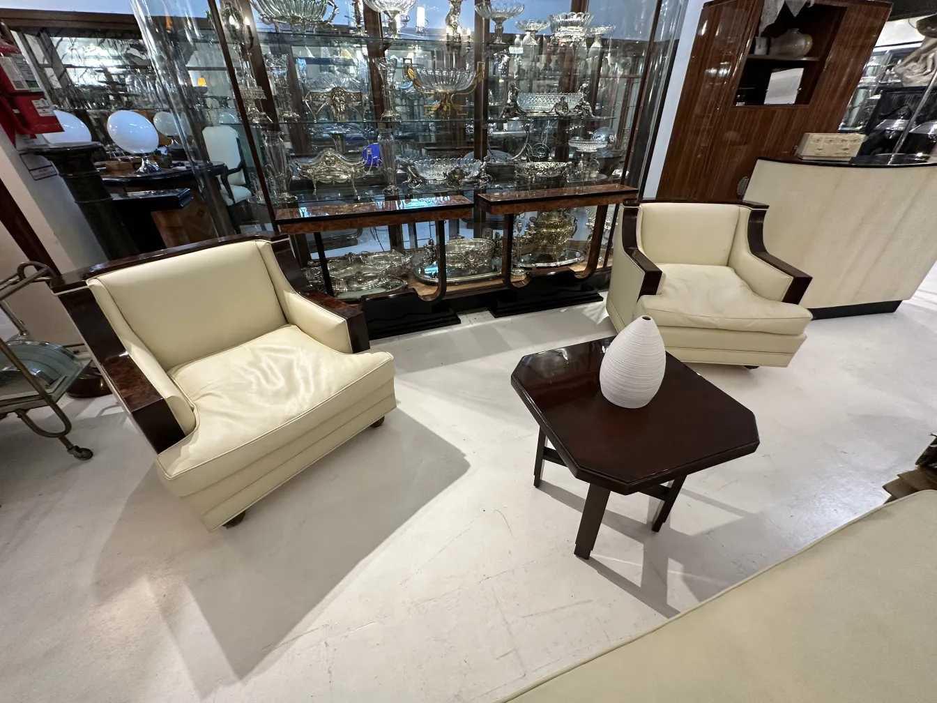 Antiguidade em cerâmica decorativa com forma elegante e suave em um ambiente com outras peças antigas.