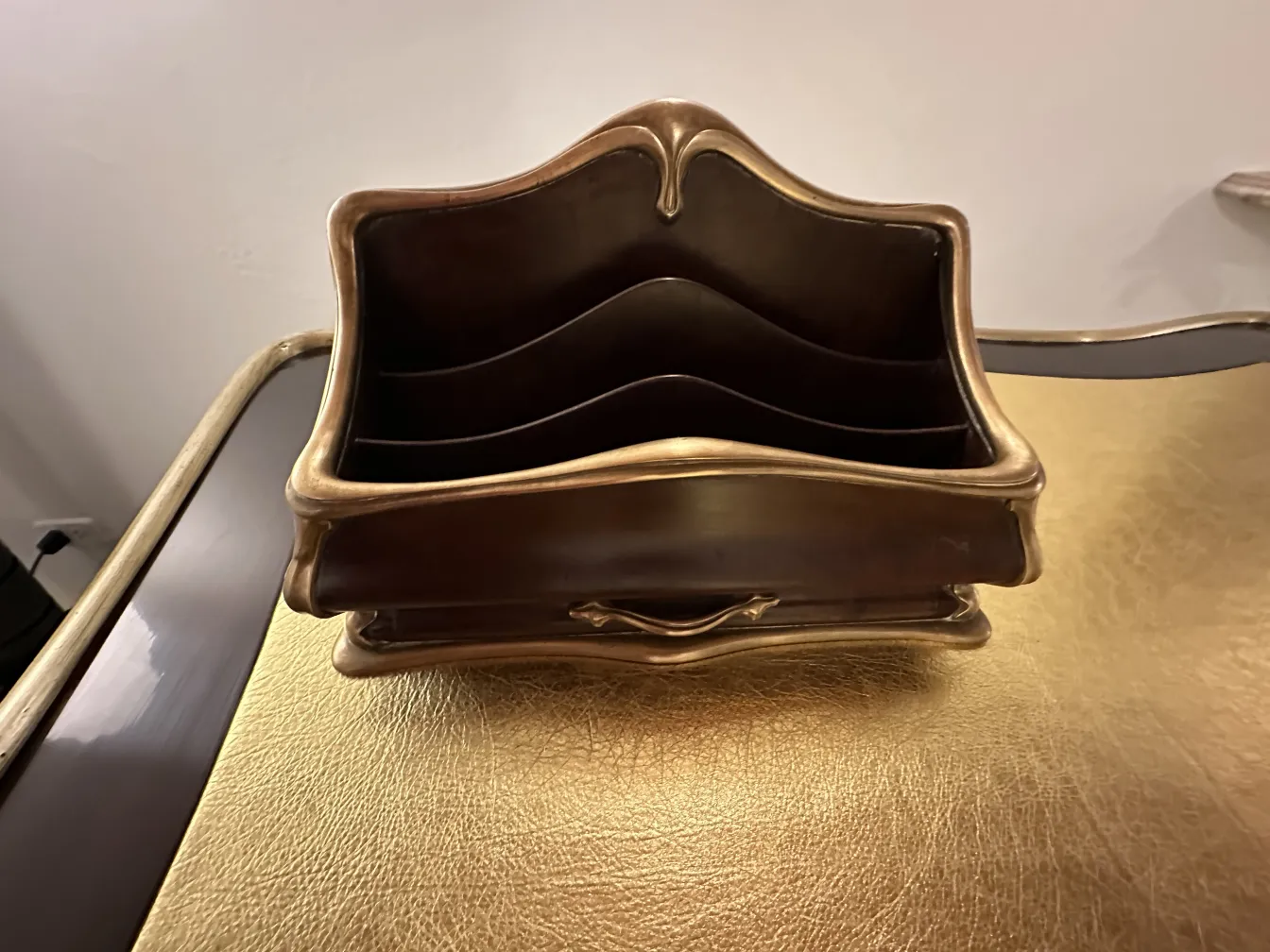 Scrivania antica Gustave Keller in Orfevre, 22 rue Joubert, con design elegante.