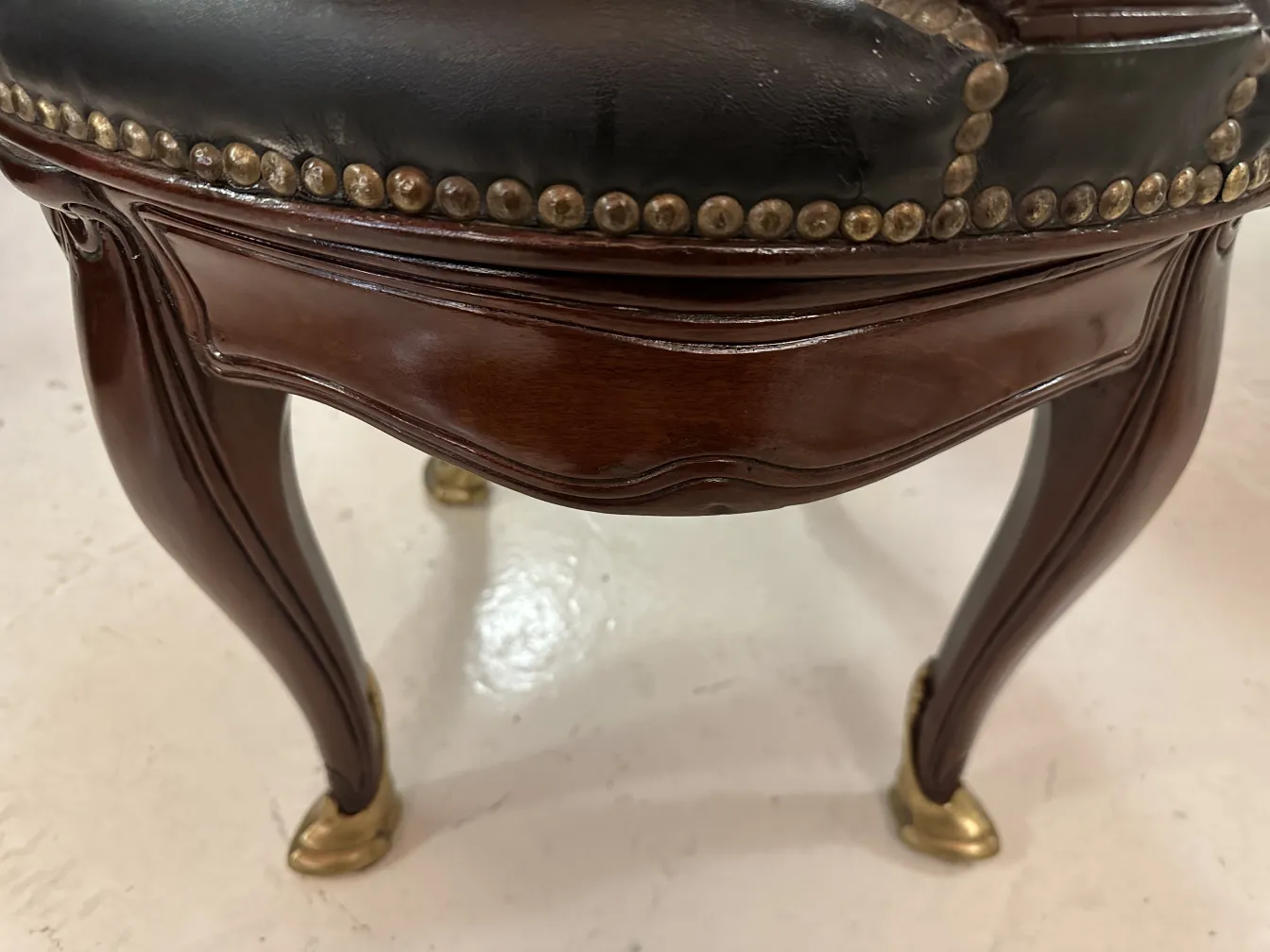 escritorio antigo com assento, pernas ornamentadas, ambiente clássico