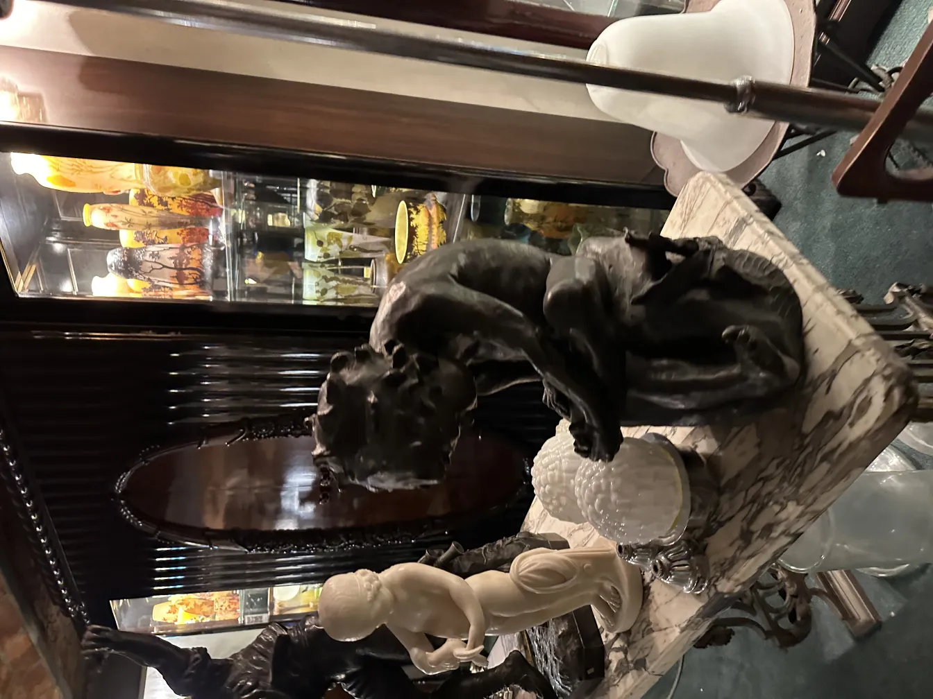 detalhe de escultura antiga com figuras expressivas em ambiente decorativo