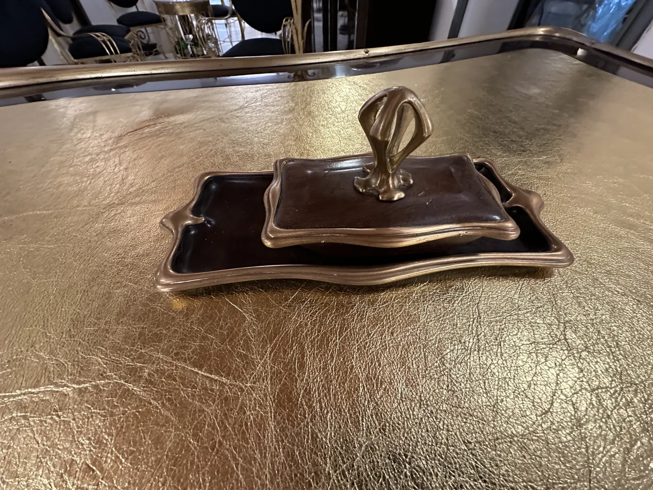 foto de uma mesa antiga decorativa com bandejas em cima