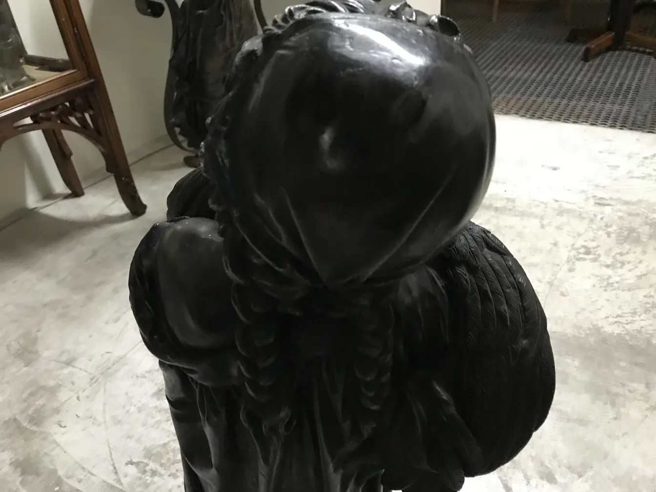 escultura antiga em preto com detalhes finos e asas da Susse freres