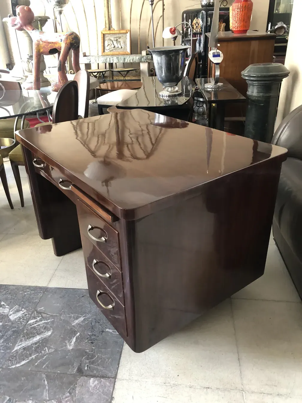 bureau ancien au design élégant et détails distinctifs