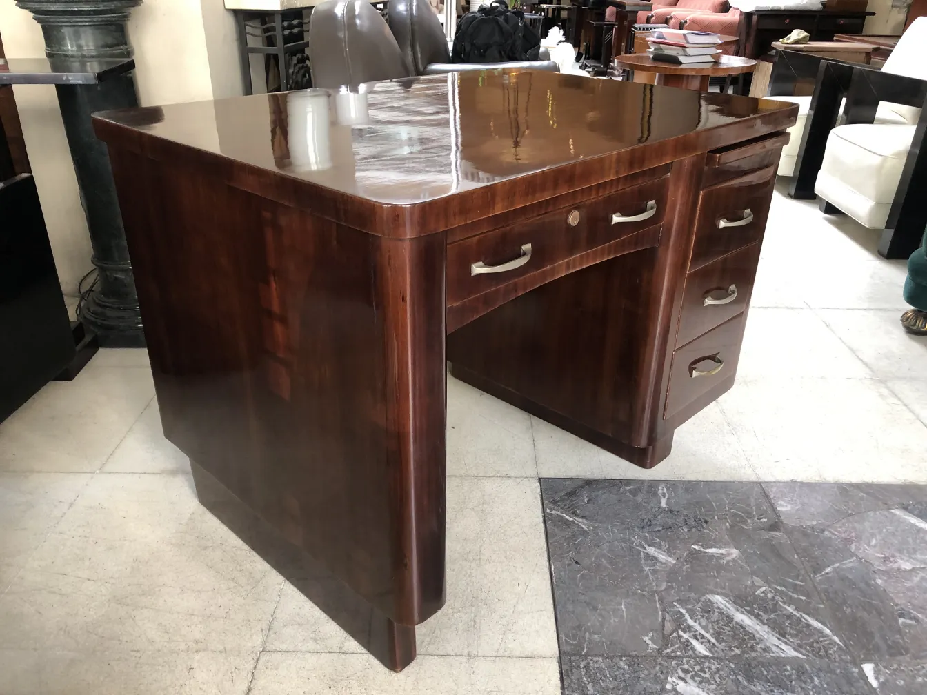 bureau ancien en bois avec détails sur les tiroirs