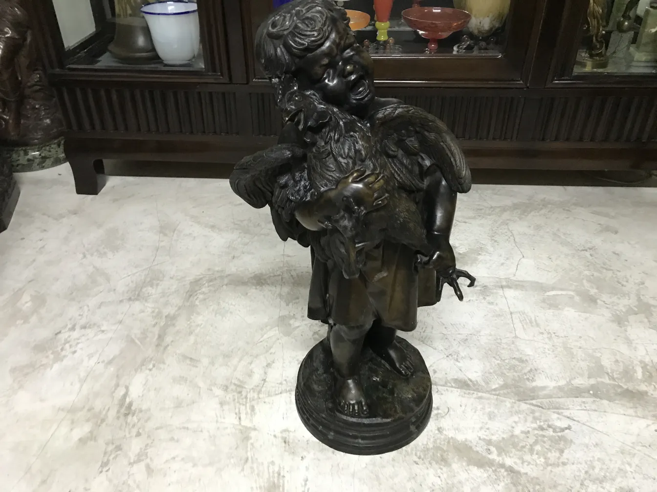 प्राचीन मूर्ति जिसमें एक मानव आकृति एक पक्षी पकड़े हुए है, susse-freres-foundry