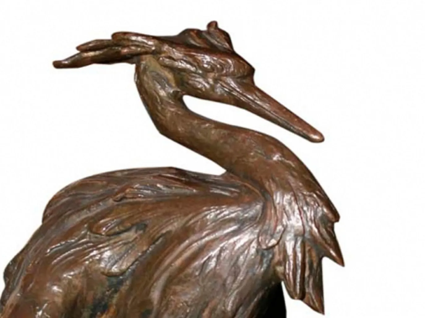 scultura antica a forma di uccello con dettagli intricati