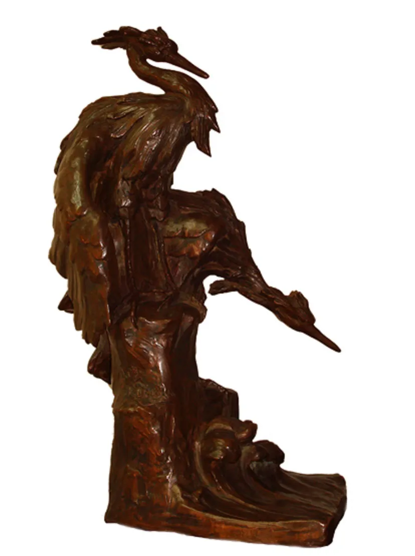 scultura antica di figura seduta con uccello sulla testa, toni scuri