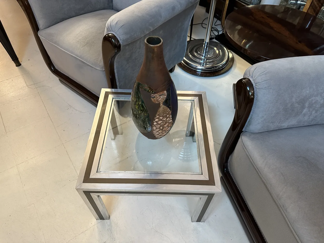 antike Keramikvase mit einzigartigem Design auf Glastisch