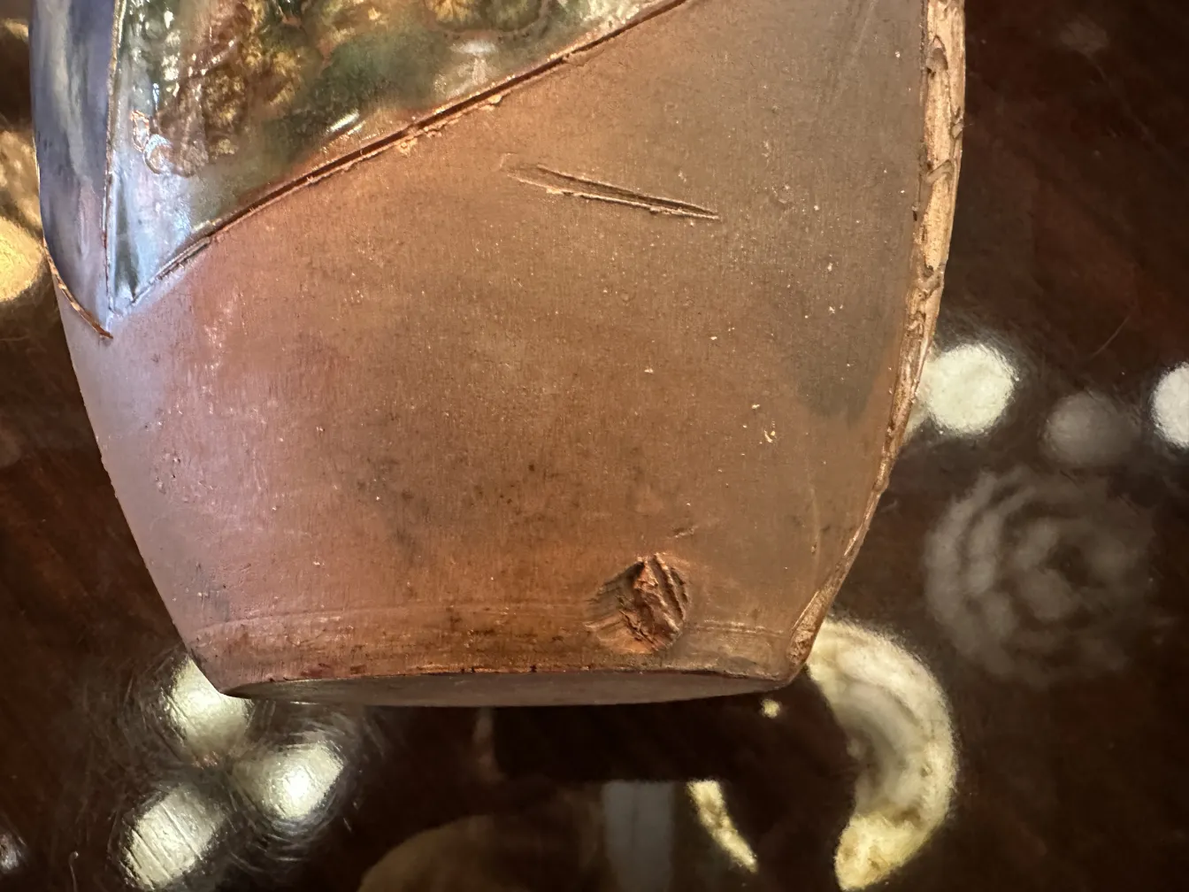 Antike Keramik mit Farb- und Texturdetails, einzigartige Atmosphäre.