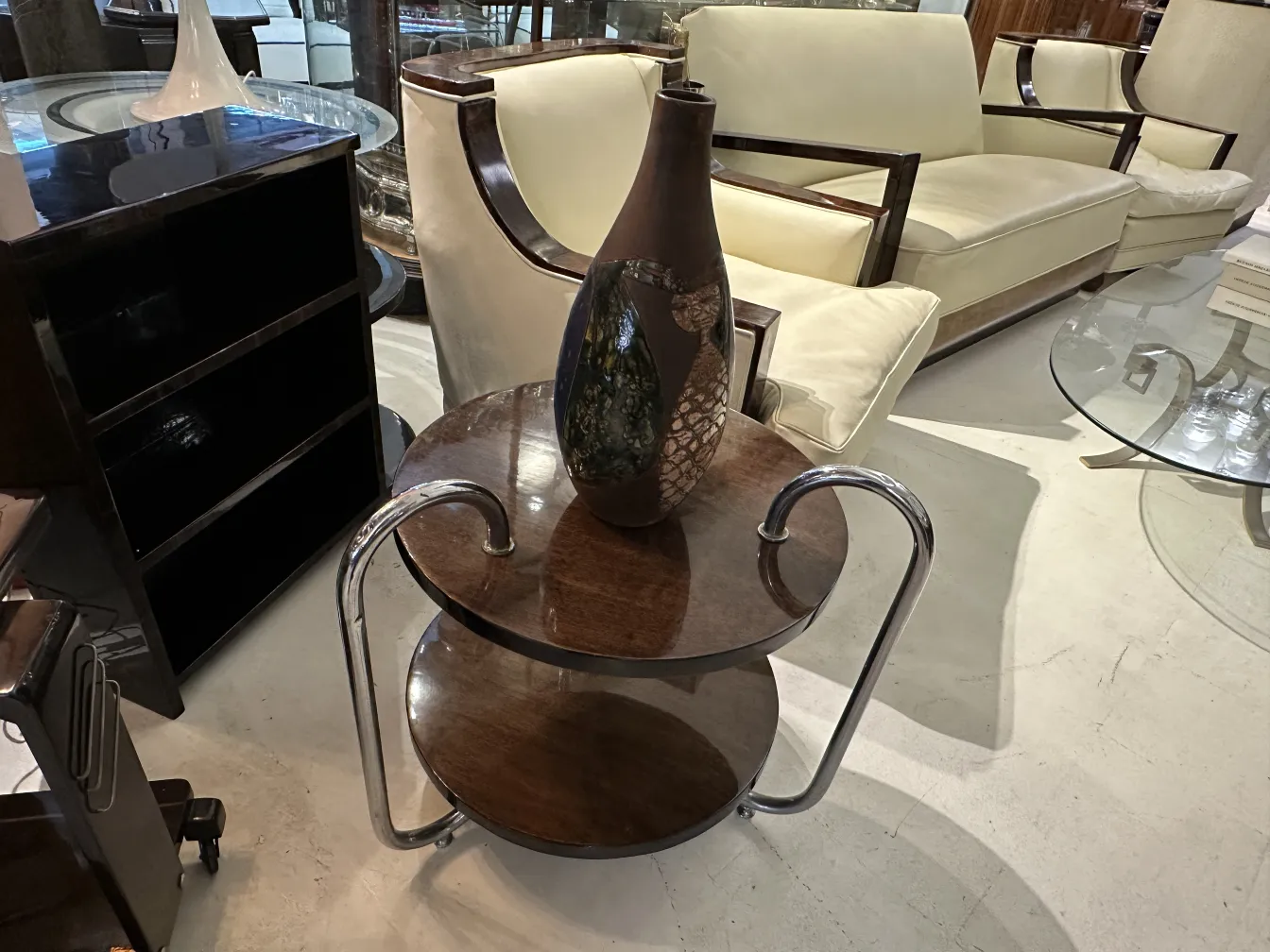 ceramica decorativa antica su tavolo con mobili