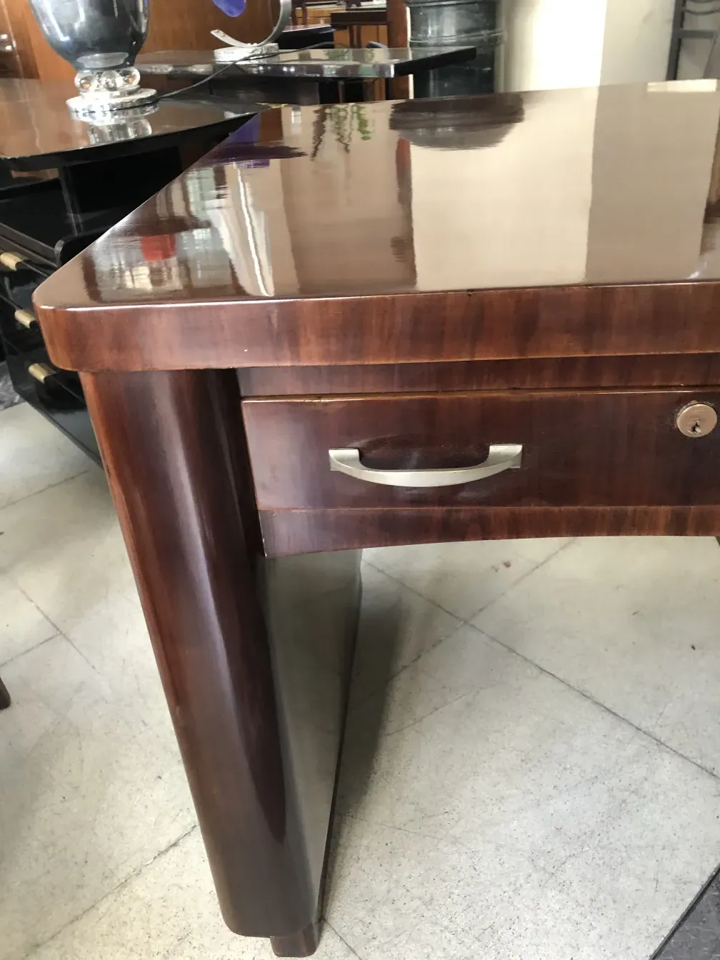 مكتب قديم بسطح لامعDrawer