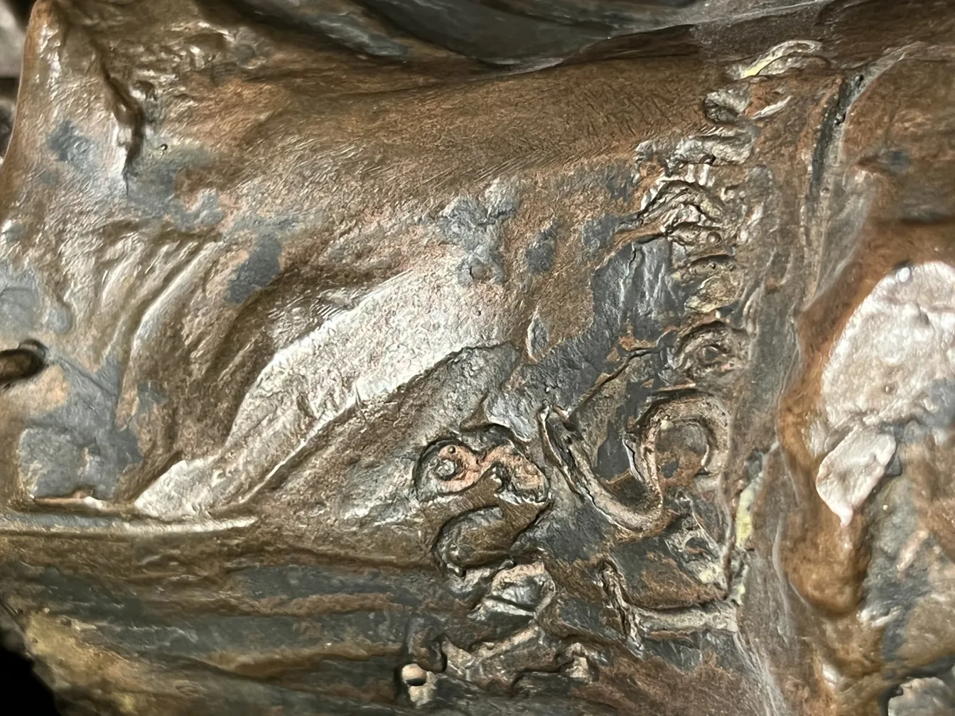 antike Skulptur mit komplexen Oberflächendetails