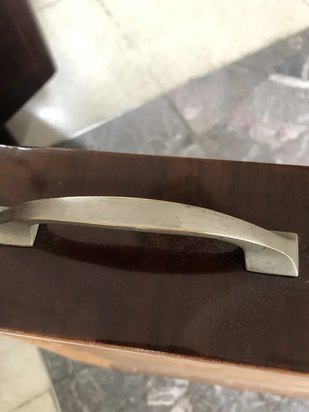 مقبض معدني على سطح مكتب قديم