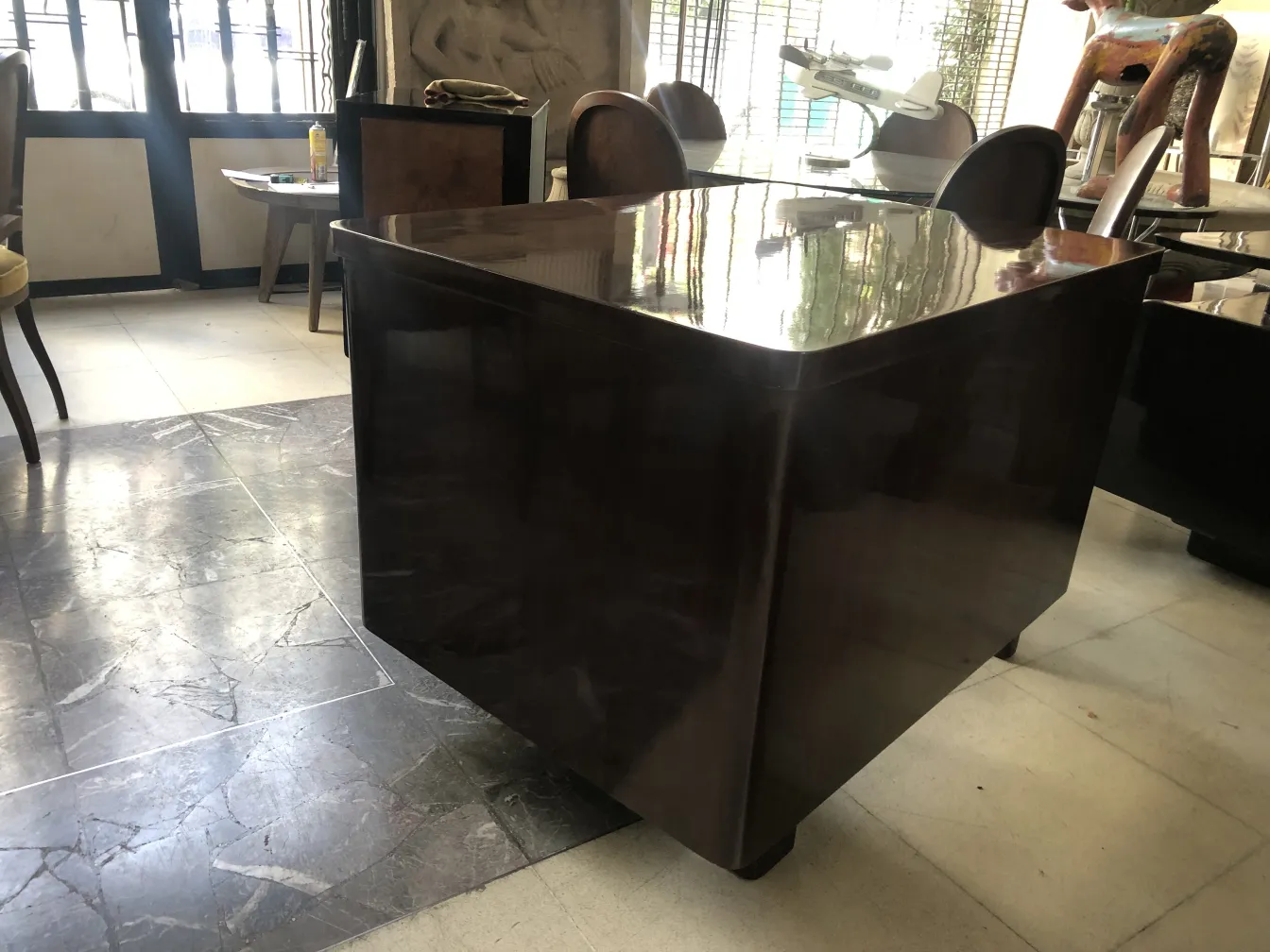 escritorio antiguo en ambiente elegante con sillas