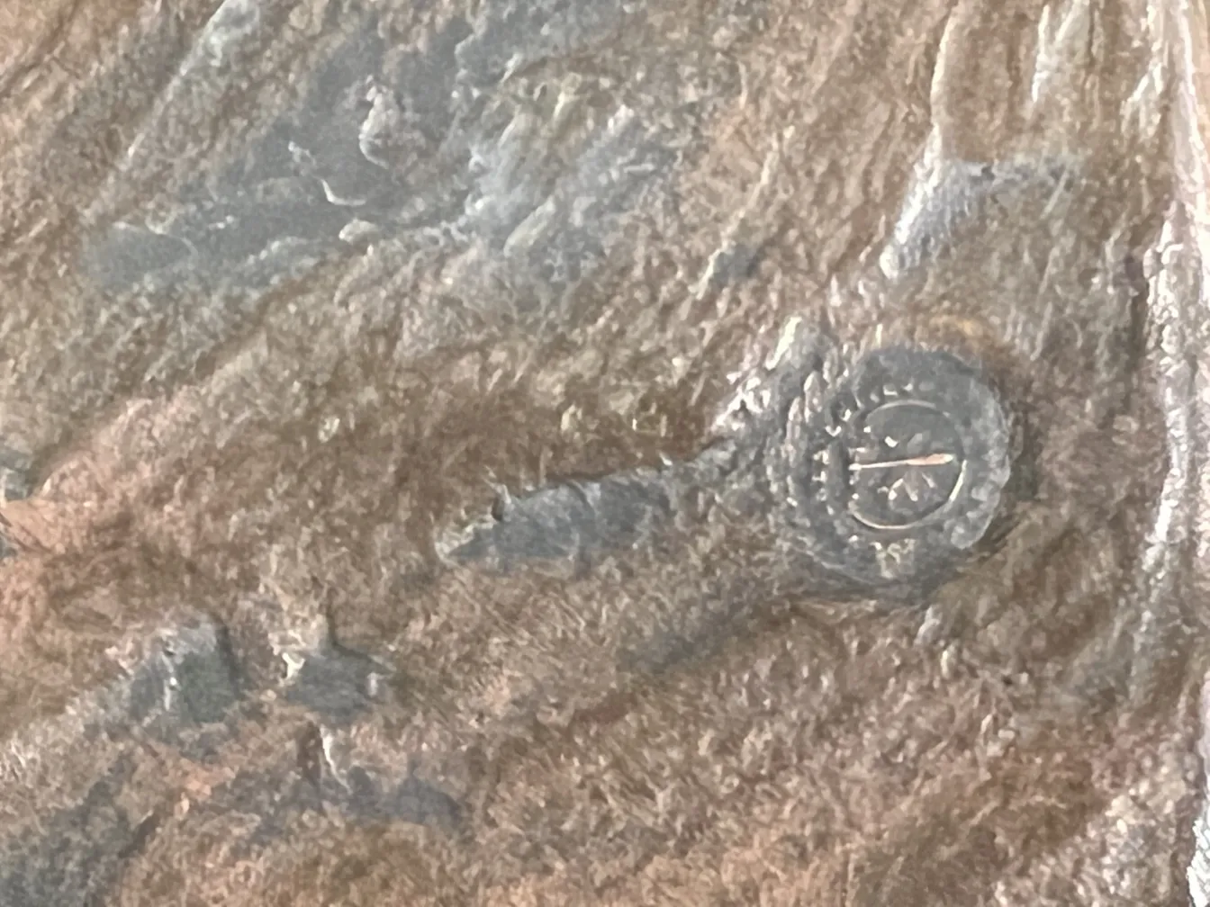 escultura antiga com um selo visível, textura rica