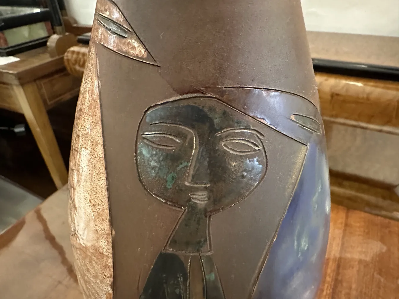 Vaso antigo de cerâmica com design entalhado