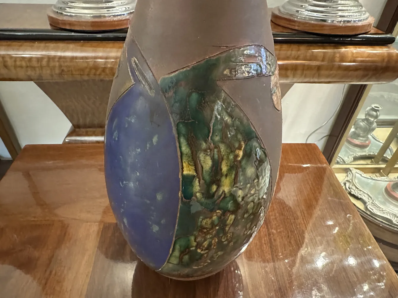 Vaso de cerámica antigua con tonos azules y verdes
