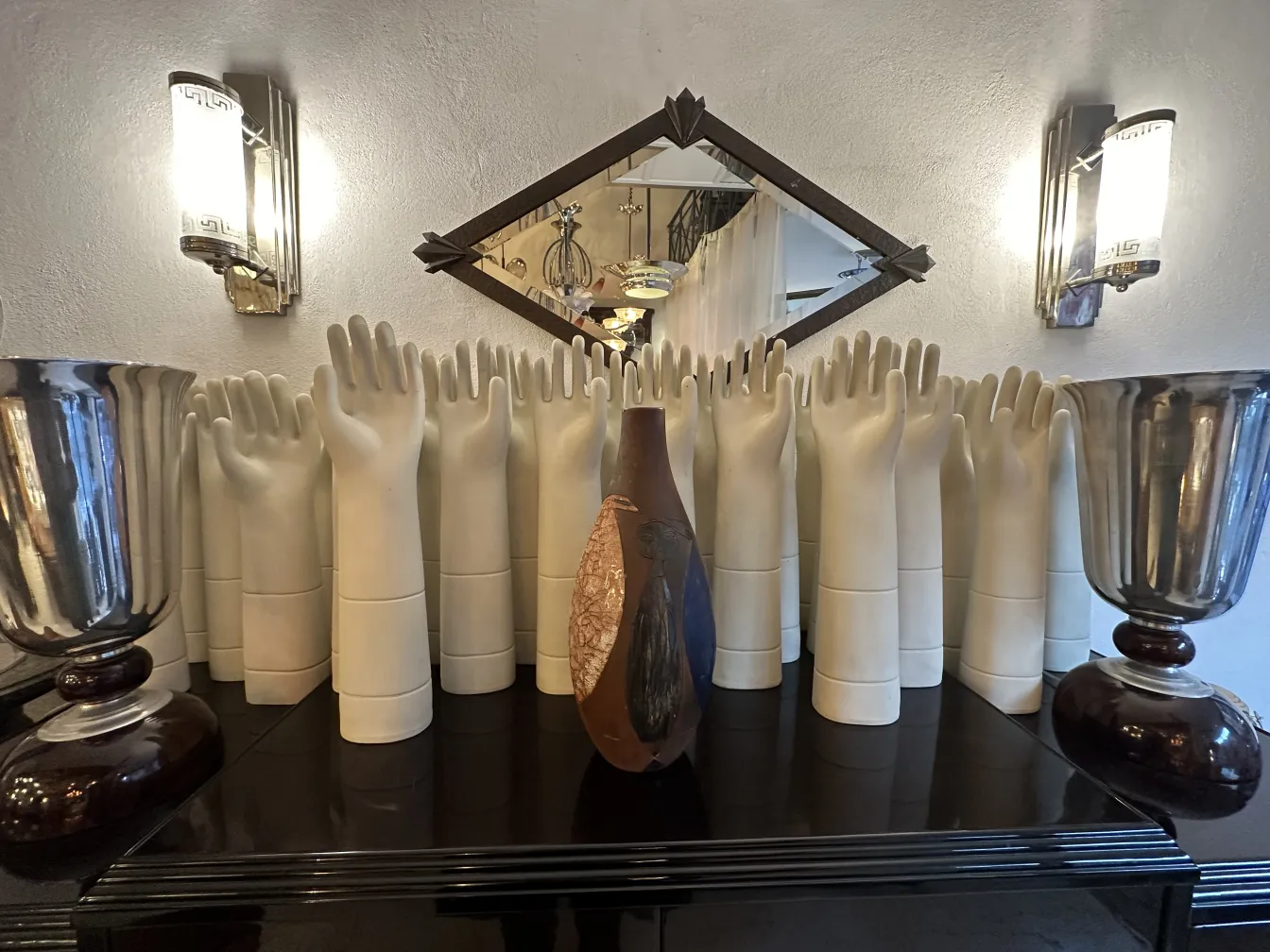 Vaso di ceramica antica dalla forma stilizzata, su uno sfondo decorativo.