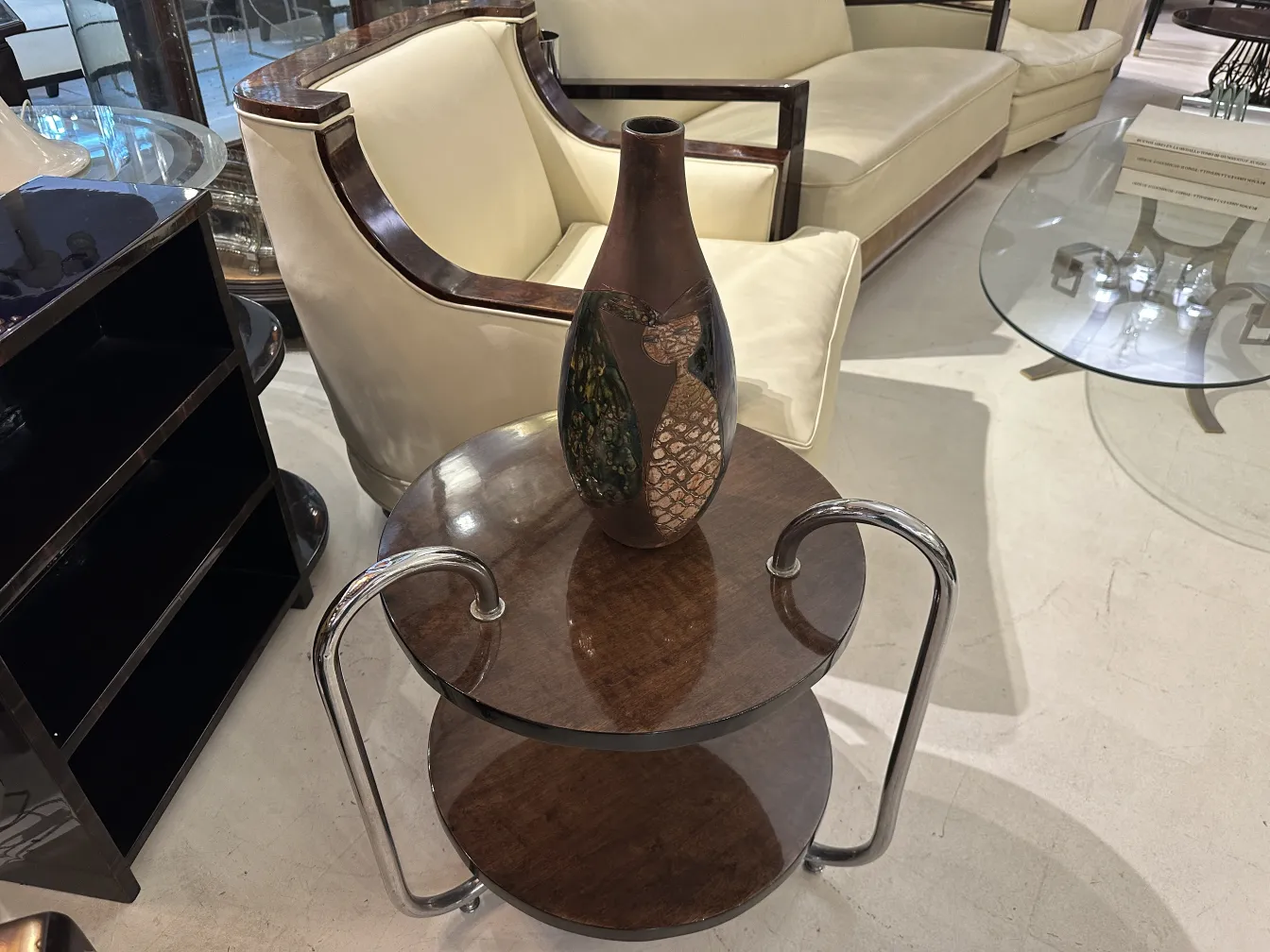 antike Keramikvase mit dekorativem Design auf dem Tisch