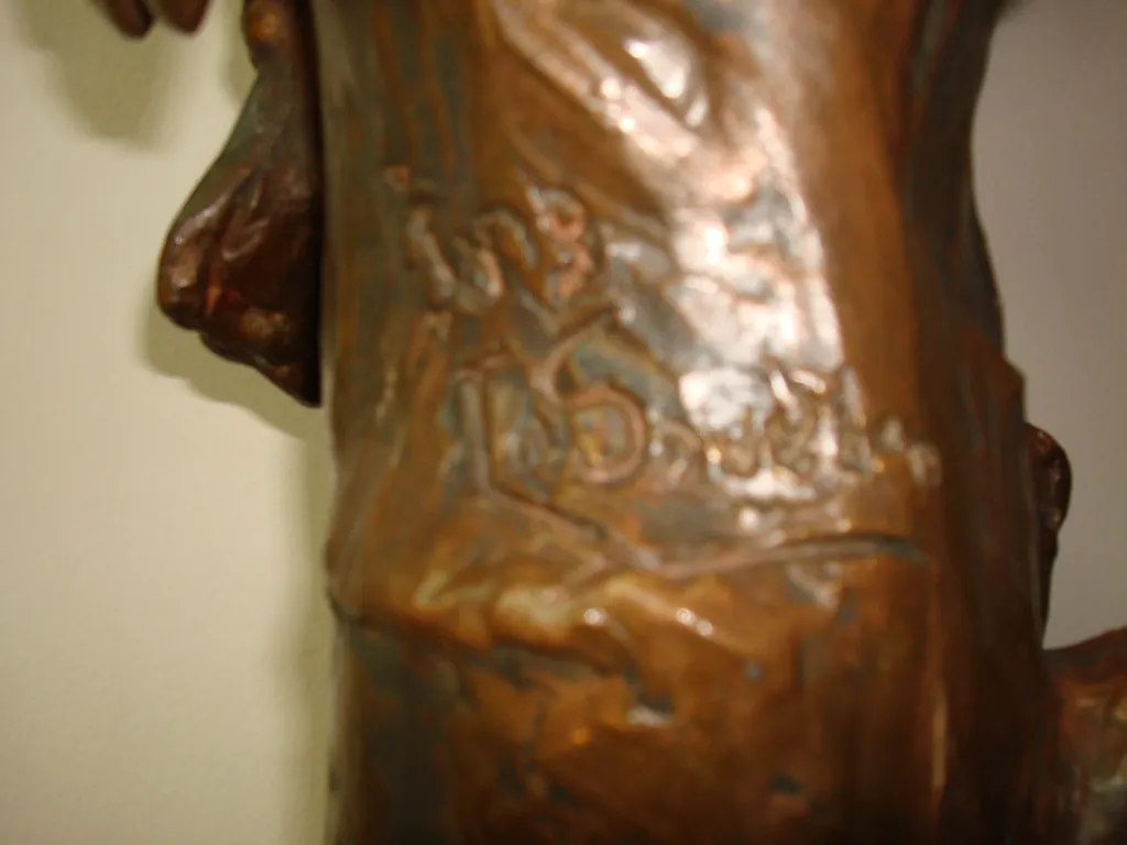 scolpita-che-mostra-dettagli-e-incisione-antica