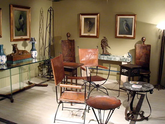 Sculpture décorative ancienne à côté de meubles et tableaux