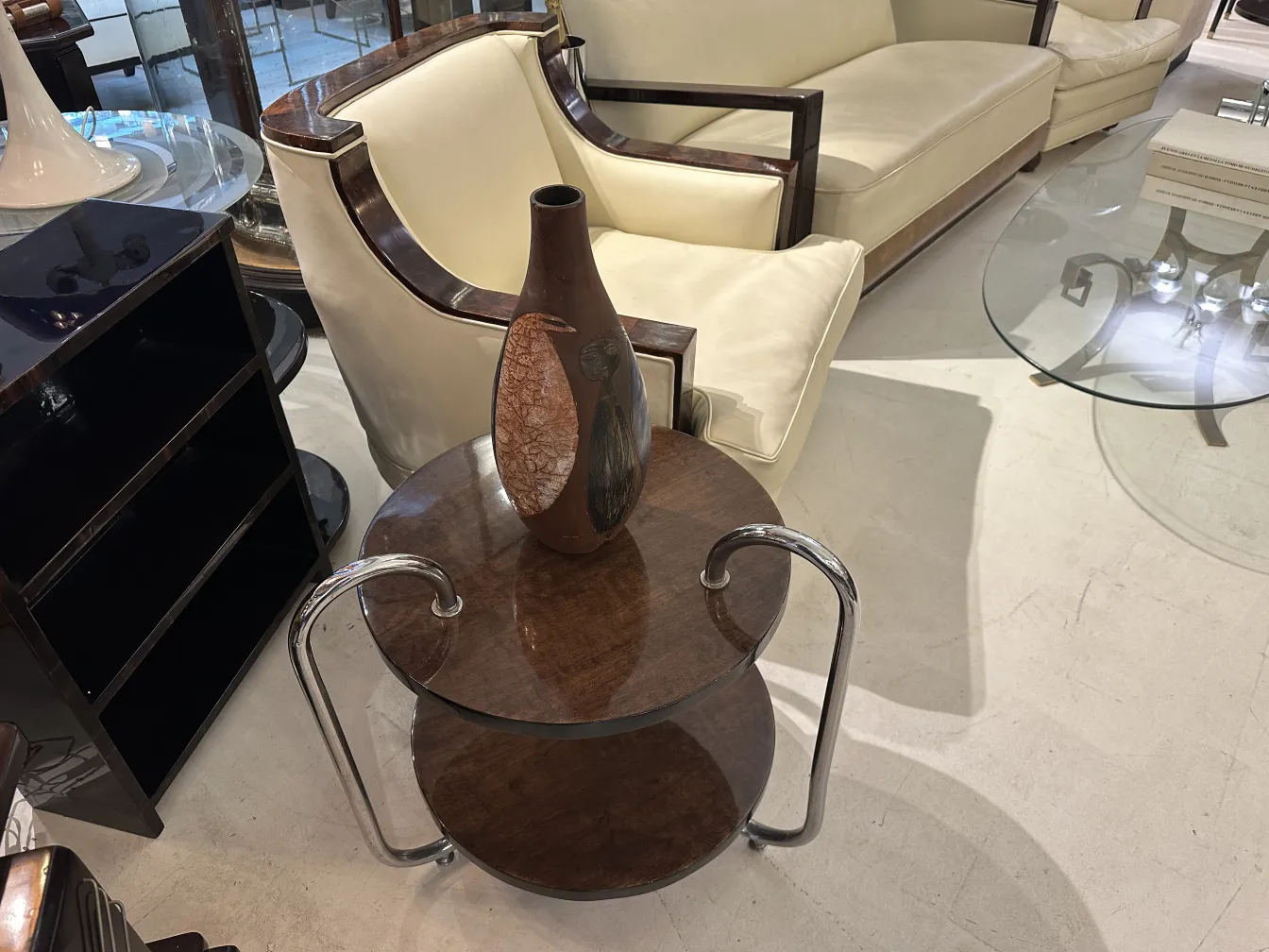 jarrón de cerámica antigua en una mesa de madera