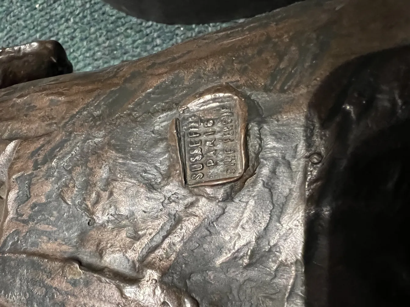 ユニークなディテールを持つ古い彫刻装飾