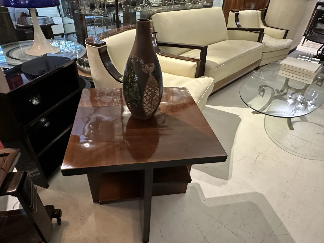 cerámica antigua de forma elegante en un entorno refinado