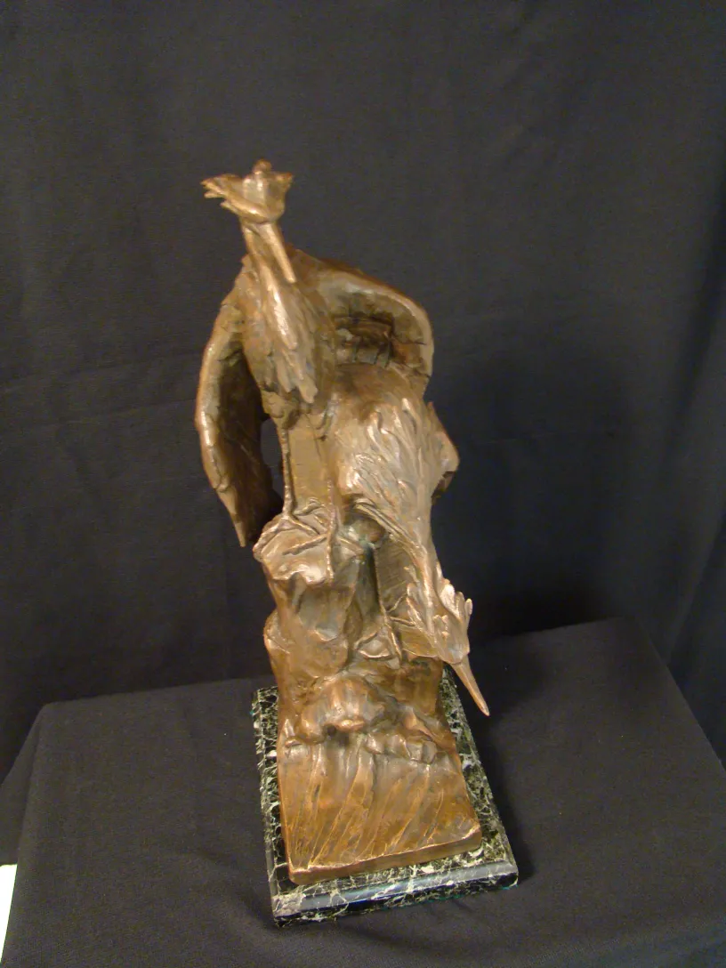 alte Skulptur eines Vogels mit feinen, eleganten Details