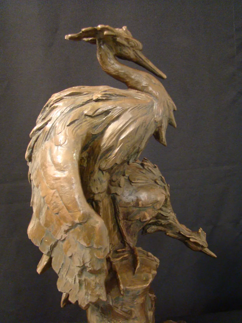 Escultura antigua de una ave en detalle por Jane Le Soudier.