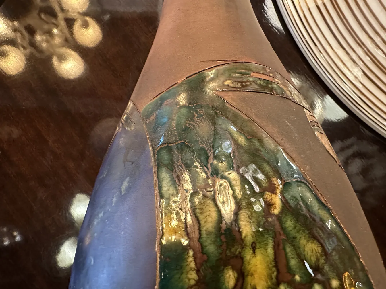 ceramica antica con decorazioni colorate e forme uniche